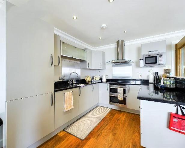 Cosy 3 Bedroom Apartment In Central Portrush With Sea Views Exterior photo